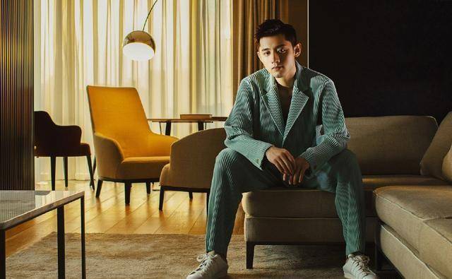 张继科和景甜恋爱1年多分手,网友也为他们感到惋惜_衬衫_白色_造型