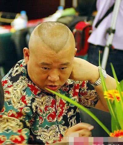 老话说"贵人不顶重发",郭德纲头顶"桃心",原来有深刻含义_发型_相声