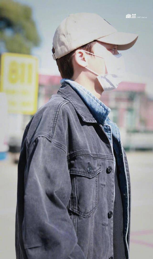 张艺兴李易峰上演无效拜拜,逗笑网友:双方粉丝相互揭短_郑重_操作