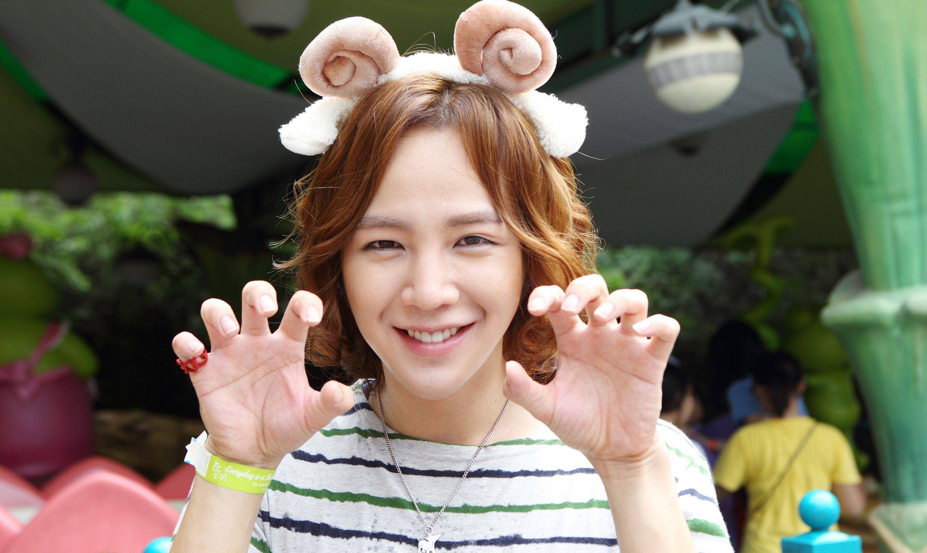 张根硕家居首次公开,客厅摆满了香薰蜡烛,好多衣服买回来也不穿_装修