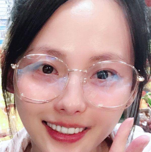 张嘉倪大胆发素颜照,"黑小强"变"白雪公主",网友:想学_皮肤_水润润