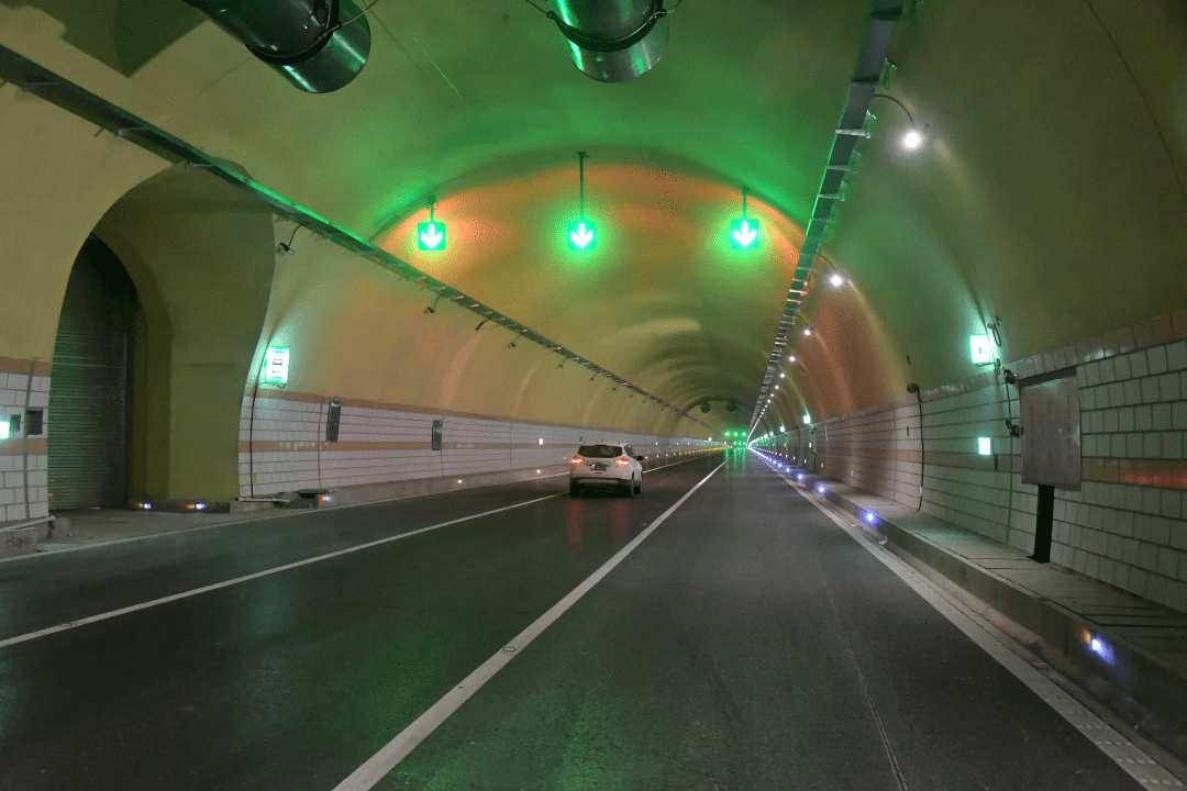 项目控制性工程可概括为"1隧3桥",分别是2158米的棋盘山隧道,1056米的