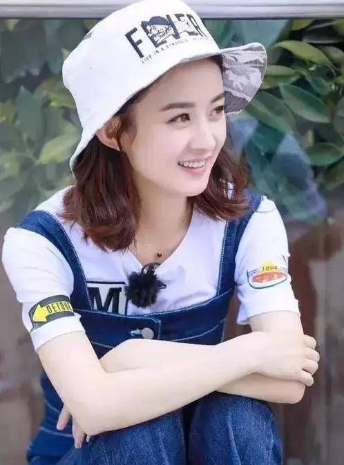 比如比较经典的赵丽颖了,她平时也喜欢戴渔夫帽,她选择就是帽子比较深