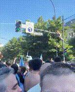 阿根廷阅兵事故不断！球迷跳桥坠落，旗杆被折断，女球迷空手接过旗杆