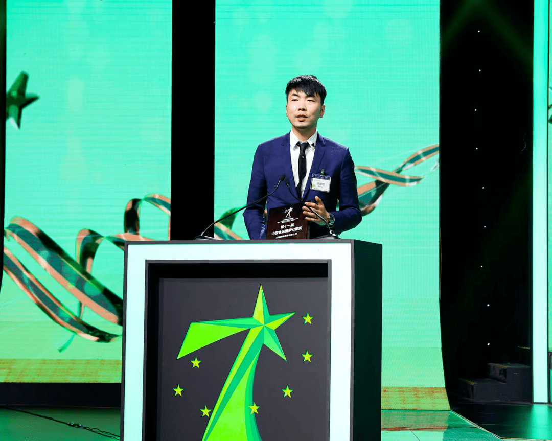 咯咯哒品牌总经理韩建初在领奖时表示:作为中国第一个鸡蛋品牌,今年正