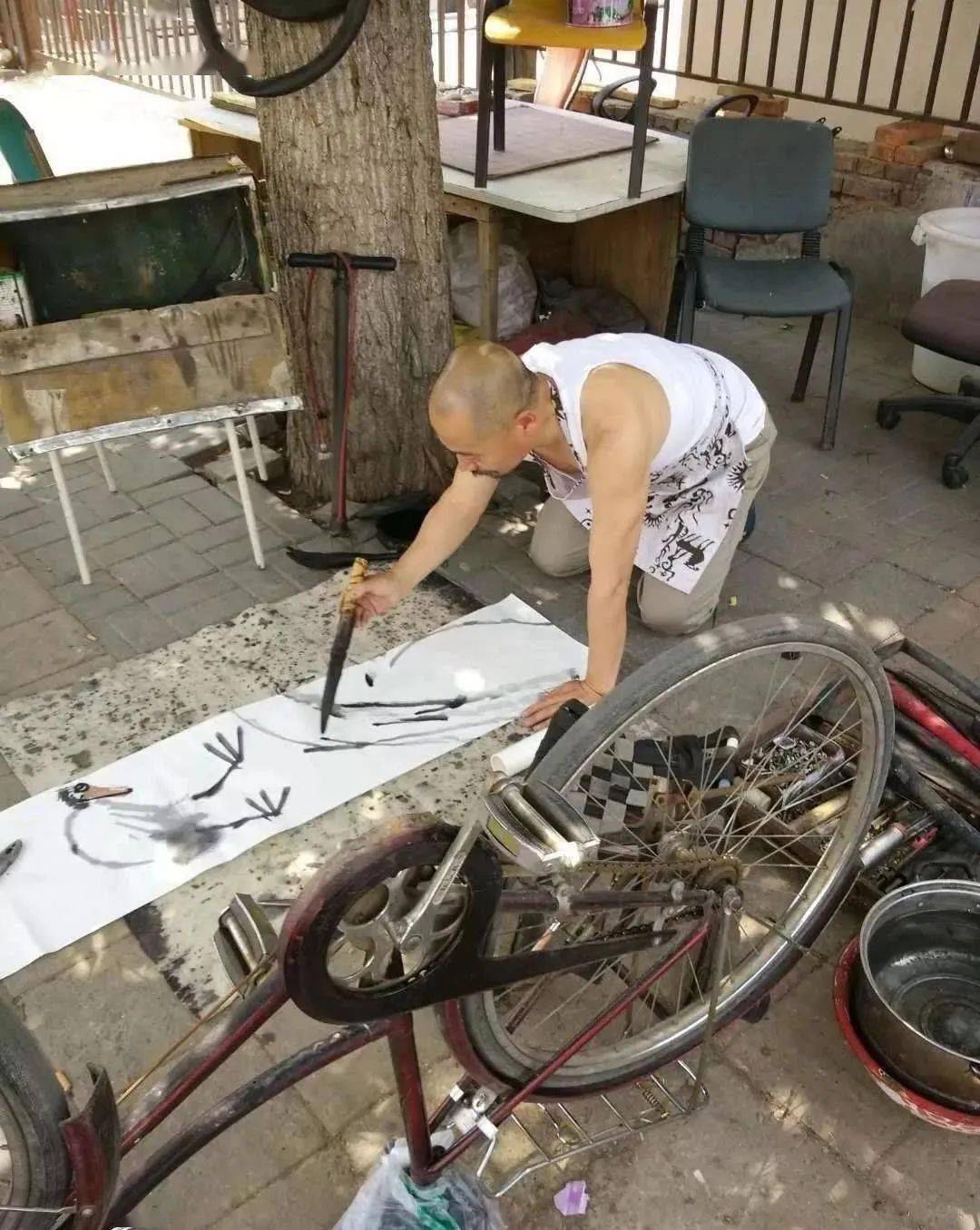 中书协会员街头修车,称超越齐白石,字画卖1元2幅_石溪_老头_艺术