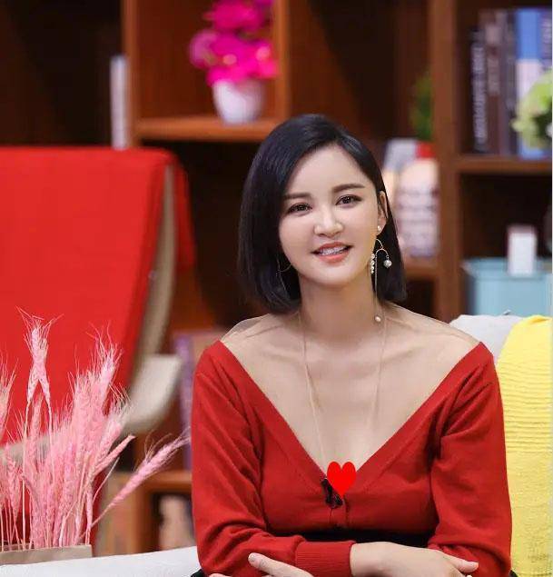 张歆艺产后变美了,穿红色大v领针织衫真显瘦,迷人锁骨太吸睛_裙子