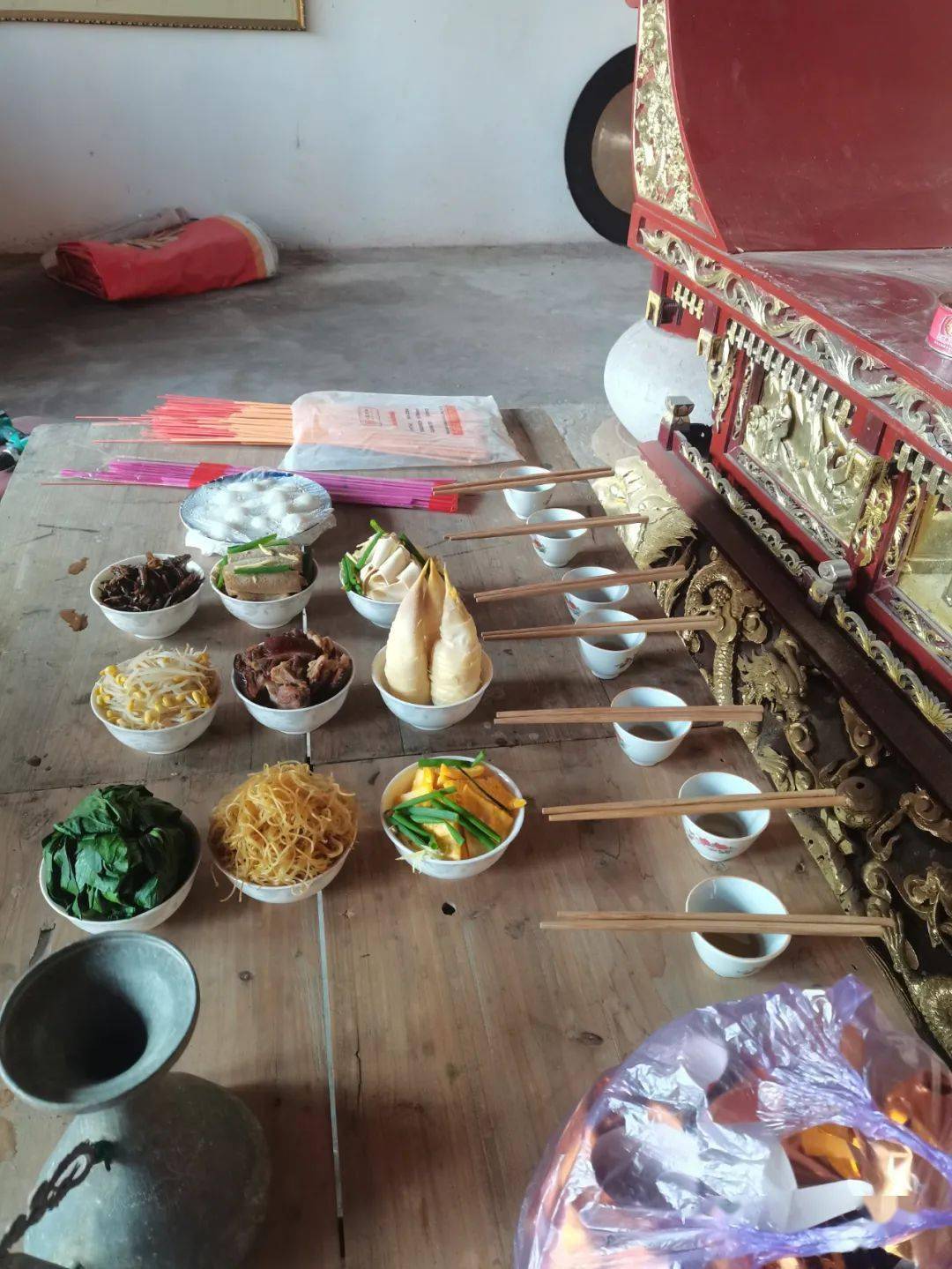 在会长徐台平的带领下在广严寺徐家宗祠举行简单的祭祀仪式,摆放祭礼