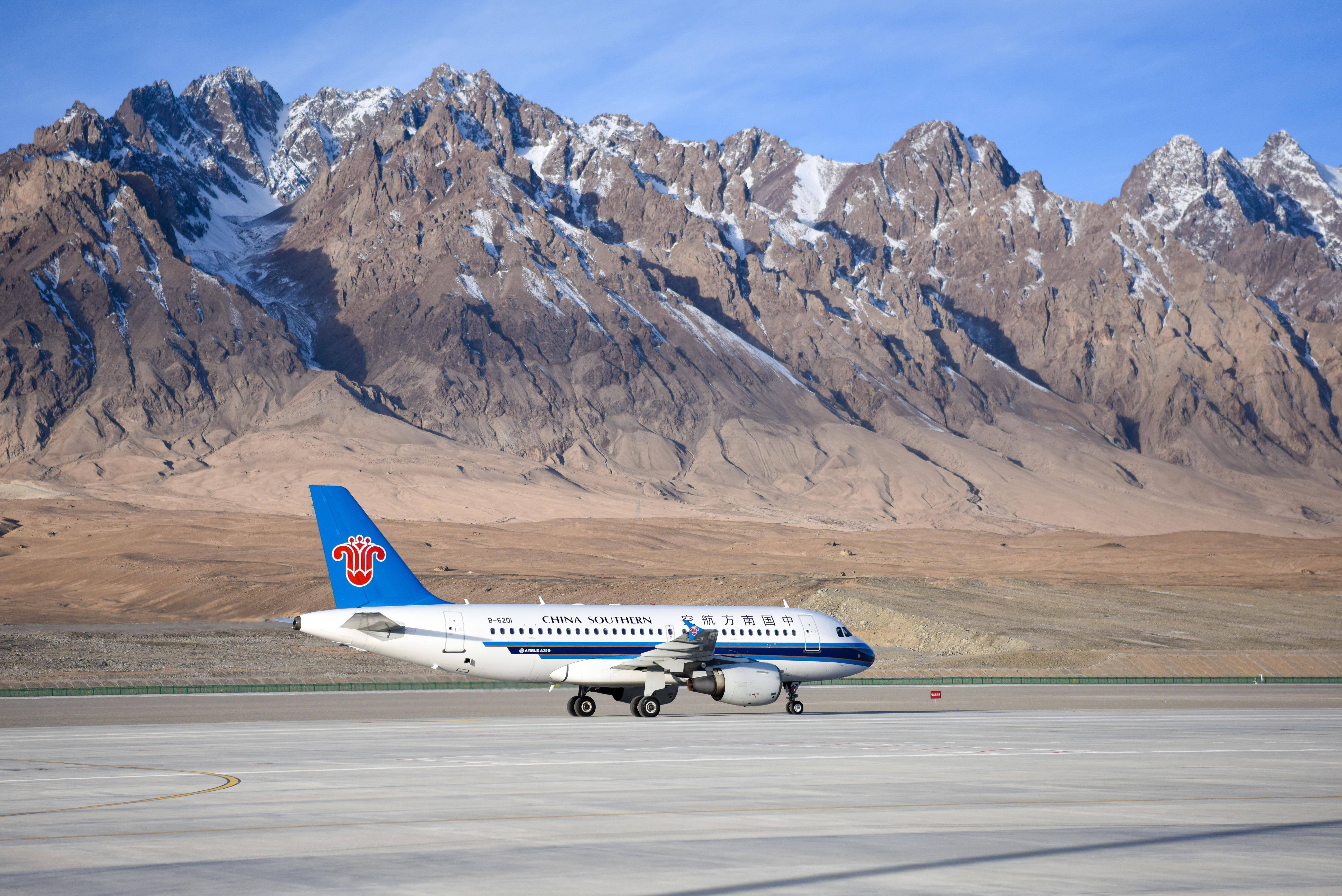 12月23日,在塔什库尔干红其拉甫机场,乘坐首航航班的旅客走下飞机
