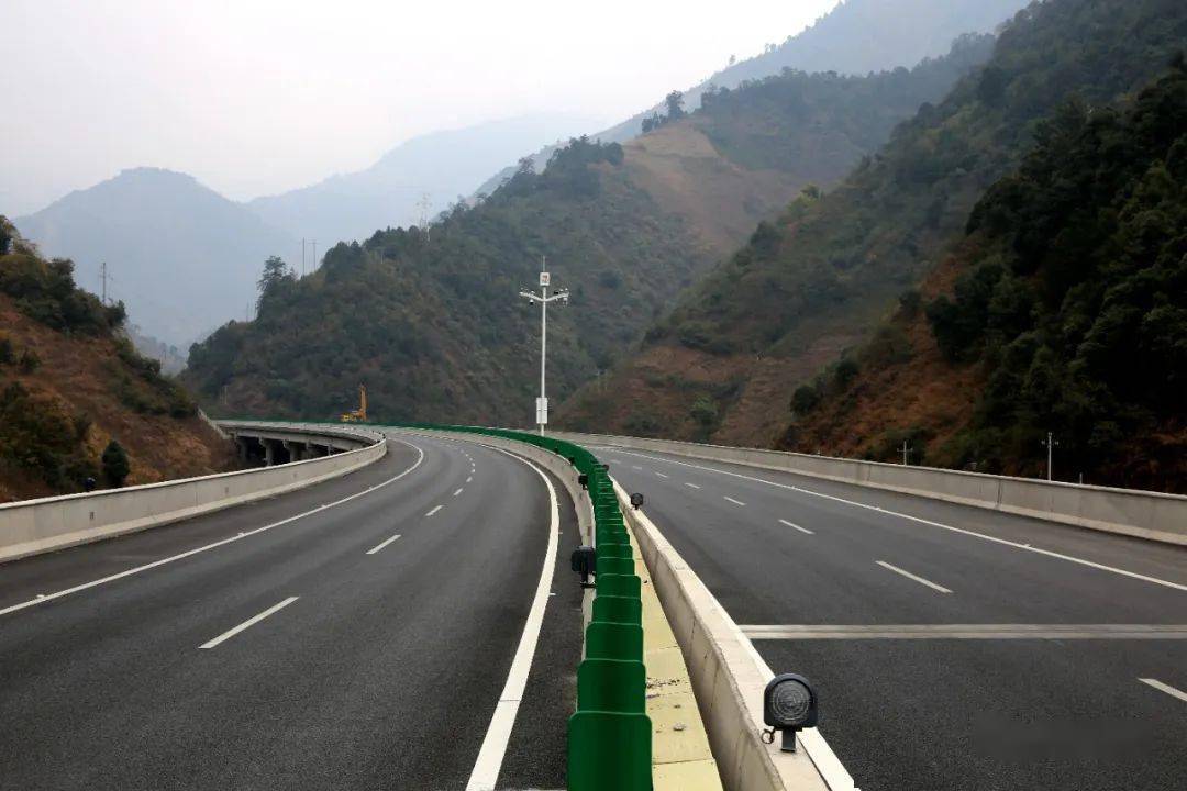 德会通车前,多名网红,自媒体人前来打卡!_高速公路_建设_德昌县
