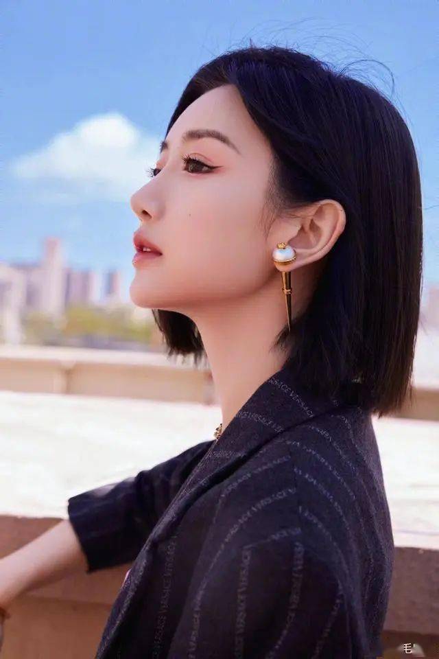 34岁毛晓彤又飒又美,穿条纹西装,剪一刀切短发精致有型_新造型_气质