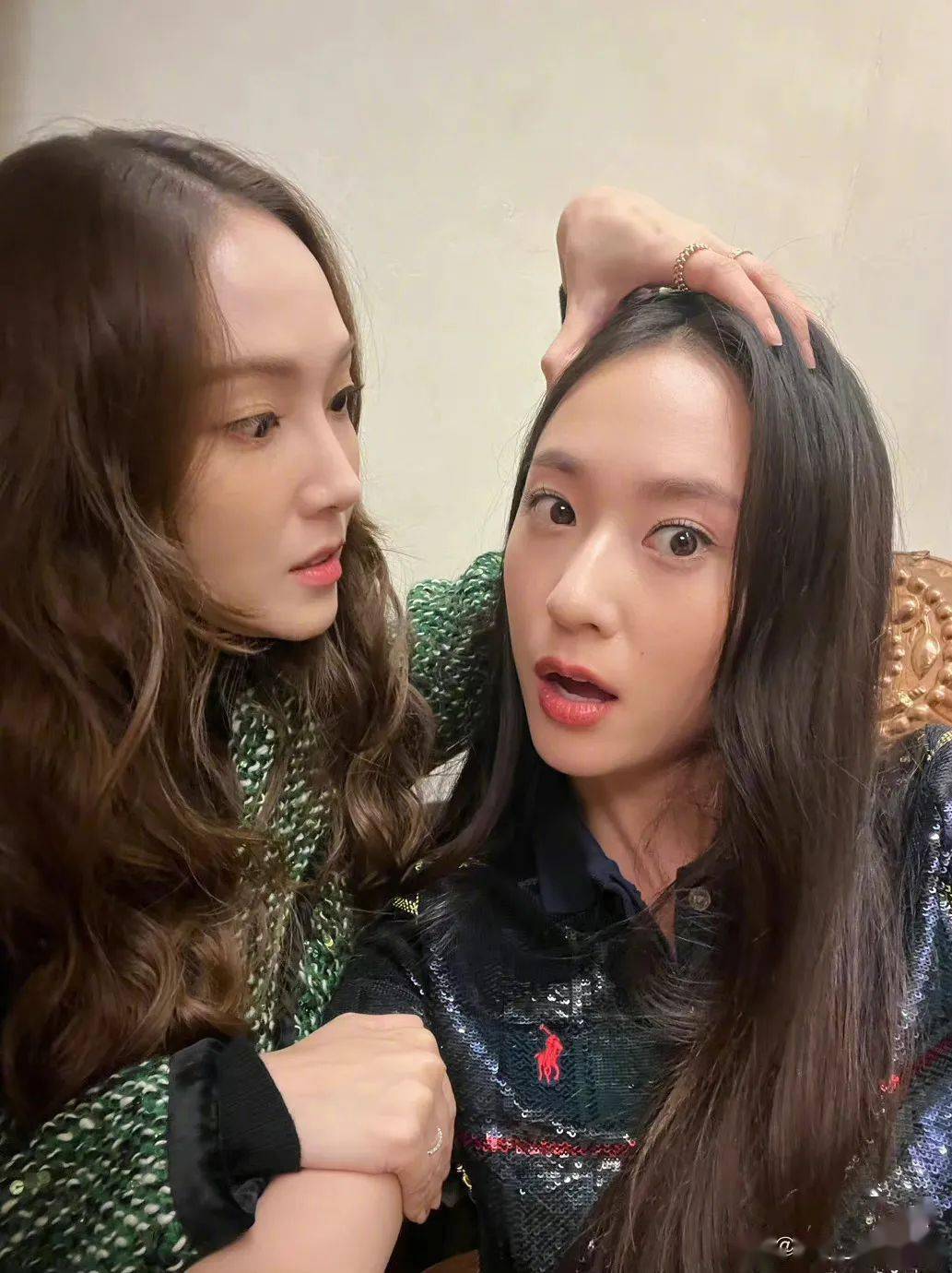 尼坤姚琛新歌合作-sbs歌谣大战节目单-郑秀妍晒与郑秀晶圣诞合照