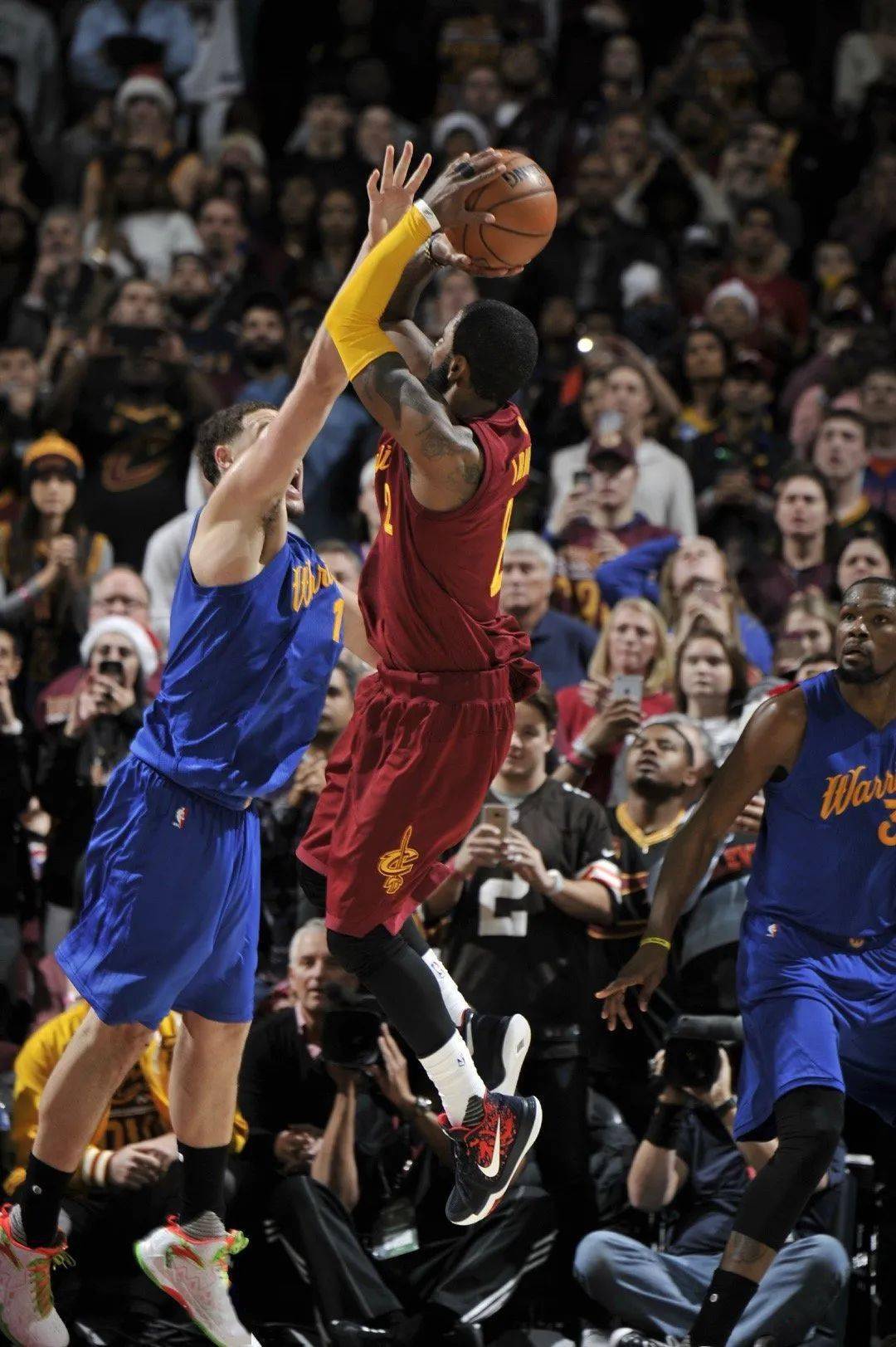 投进绝杀之后,欧文露出了那张经典的"歪嘴"表情,霸气外露.