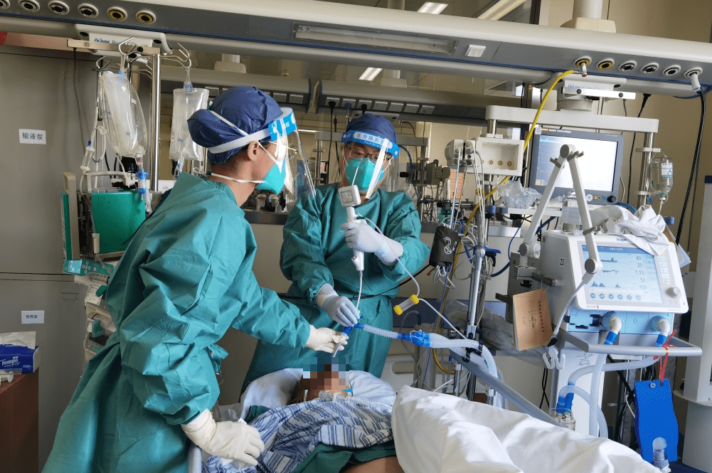 医院急诊和重症监护室情况如何?来看记者现场直击_病情_医护_病床