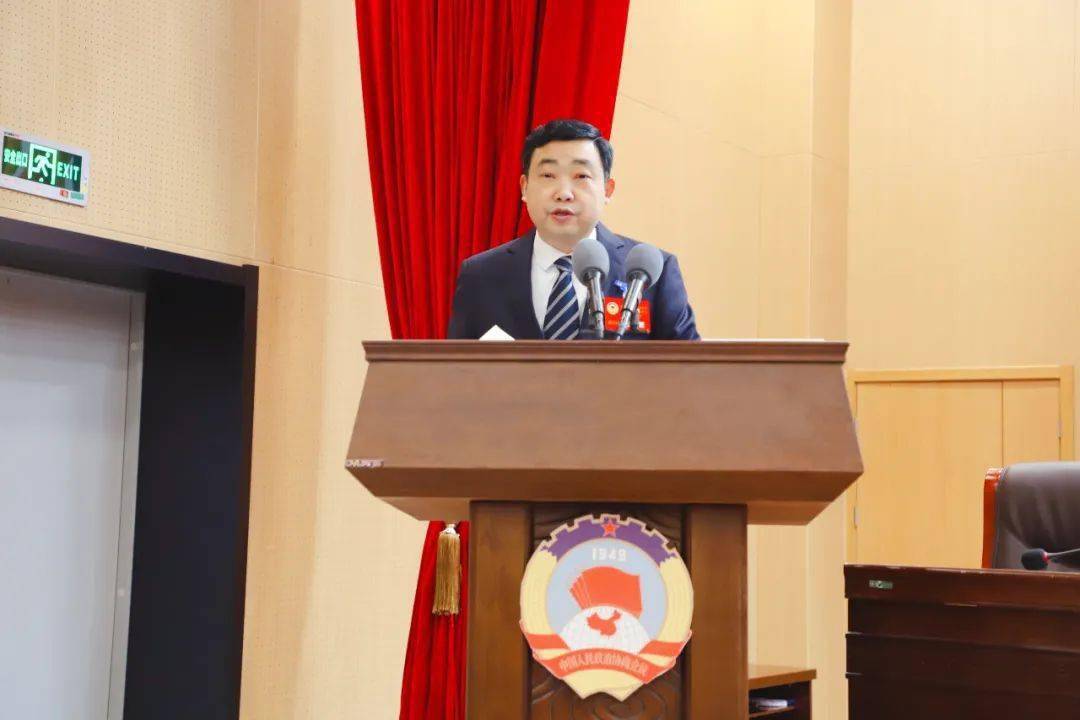 上午9点,杜尚训主持会议并宣布大会开幕.全体起立,奏唱国歌.