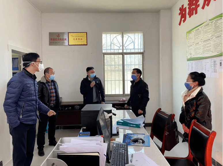 庙坝镇12月22日,明通镇党委书记李方元带队规划明通镇临时农贸市场