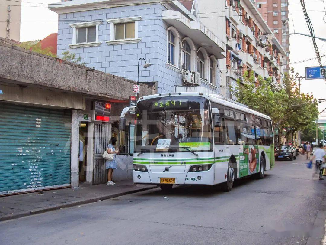 往沪太新村方向,自龙华起经龙华西路,龙华路,华容路,双峰路,中山南二