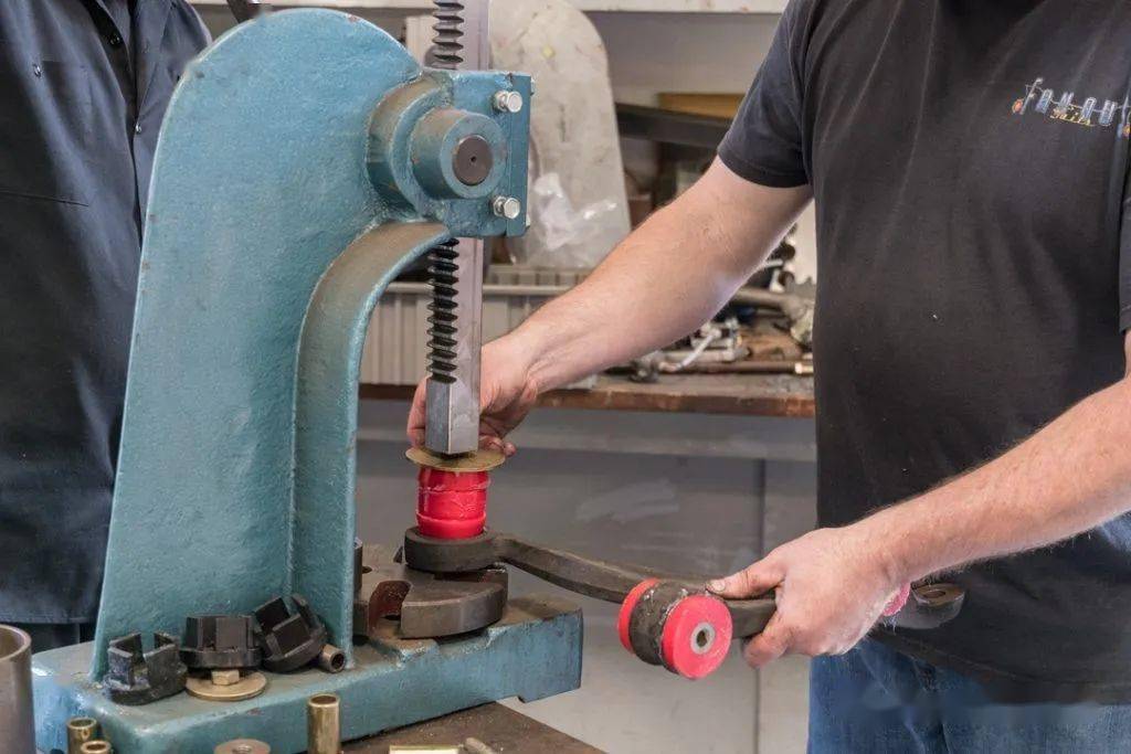 在该衬套开口的位置需要使用去毛刺工具使其边缘光滑,以便安装的更