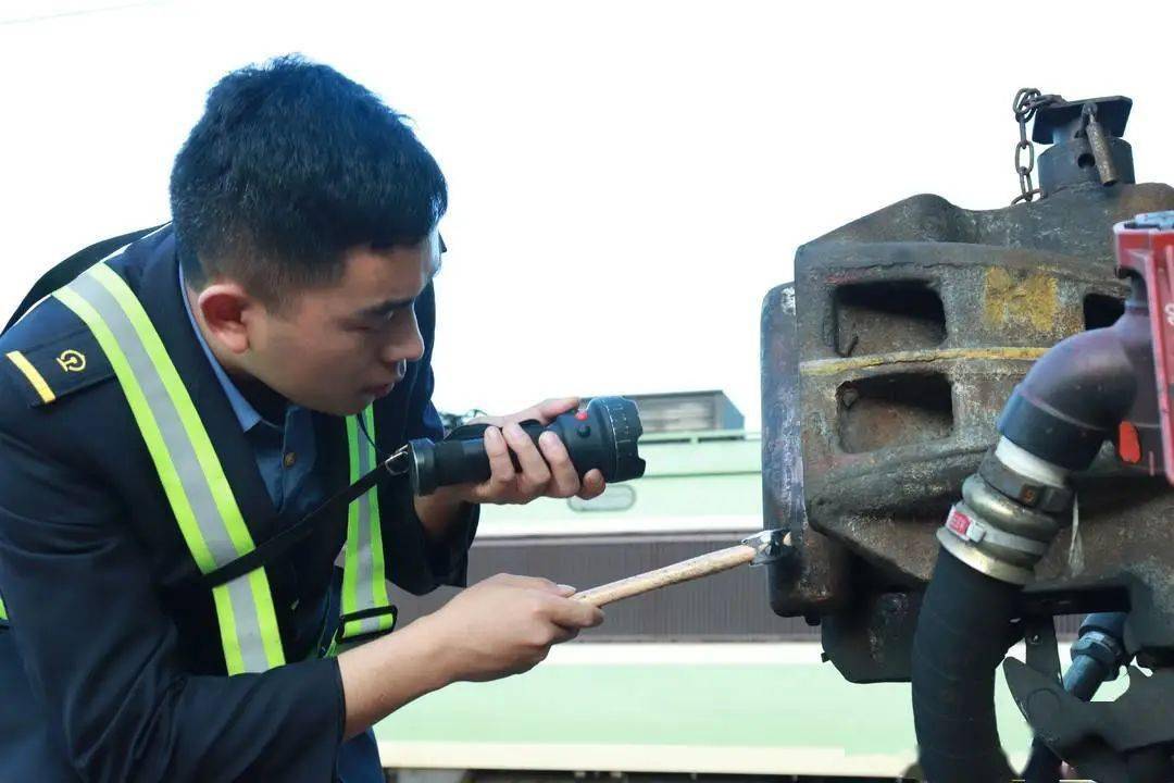 越西小伙沙马伍且:把动车开进家乡的梦想变为现实_火车_西昌_凉山