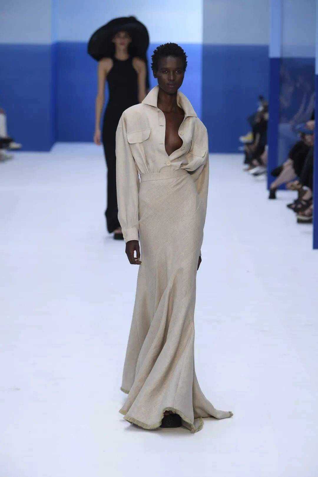 carolyn bessette-kennedy 喜爱的超简约长裙又回来了.