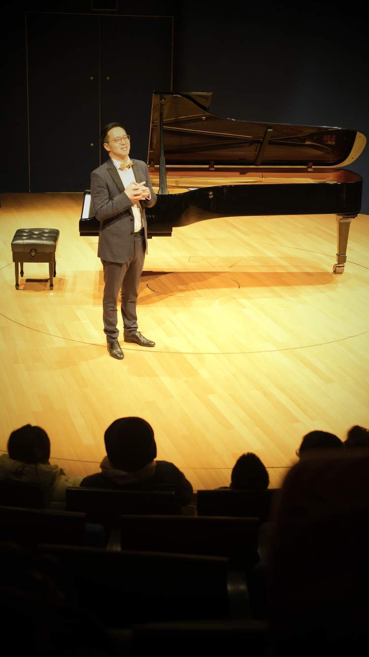 葛灏的琴童生涯,是从5岁时父亲将一台凭票购买的聂耳牌钢琴搬回家开始