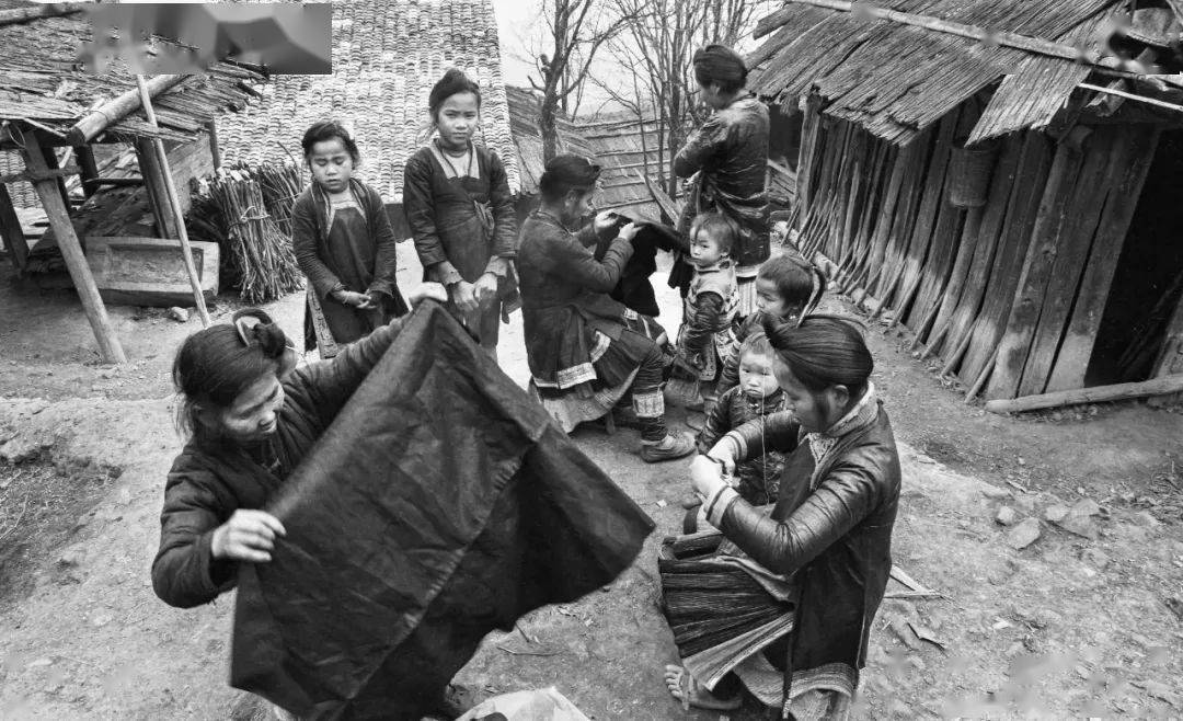 1999年时的岜沙掠影 陈泰明 摄向从江县摄影家协会赠送《岜沙人》摄影