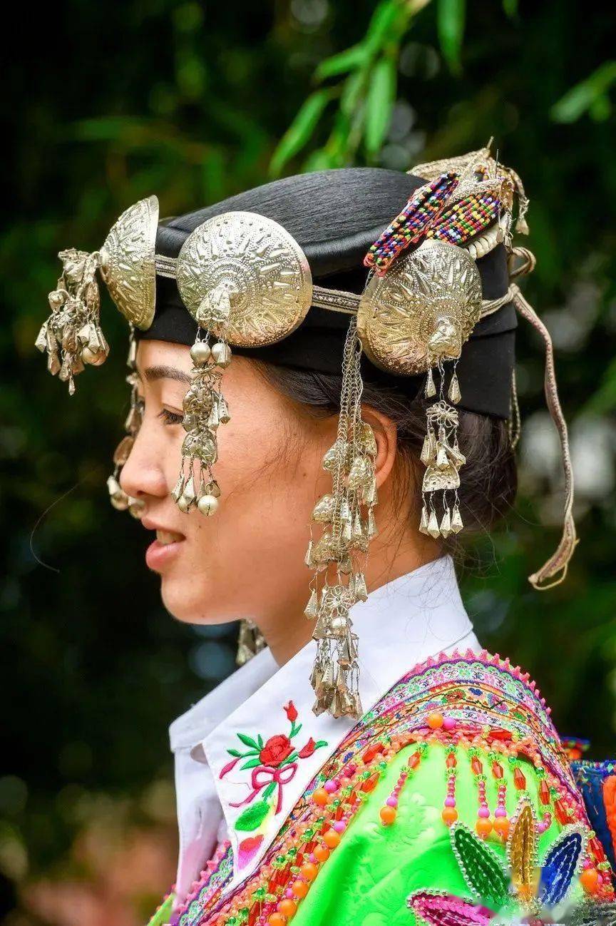 【康养胜地 人文兴义】望谟鲁邑村:精美红苗服饰惹人爱_刺绣_裙子_乐