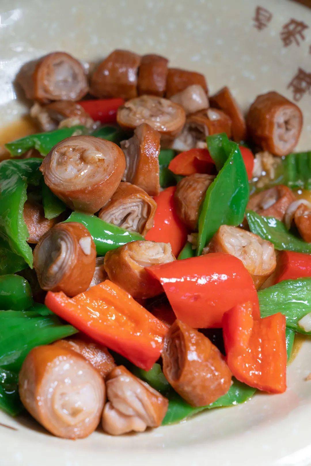 来自后厨珍贵影像,长得像贝果的,这叫套肠.