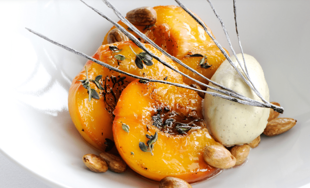 烤好的黄桃,可以与芝麻菜,菠菜,南瓜子,少许香醋和奶酪一起做成色拉.