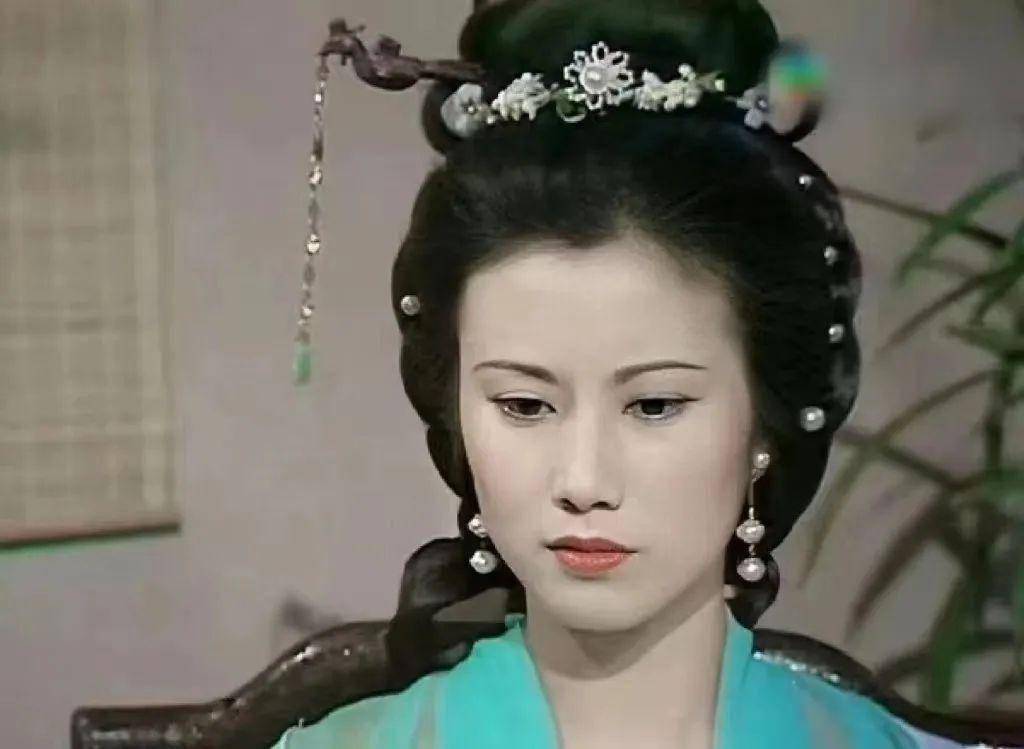 接着又在古装处女作《紫钗记》里饰演温婉痴情的歌女霍小环,一颦一笑