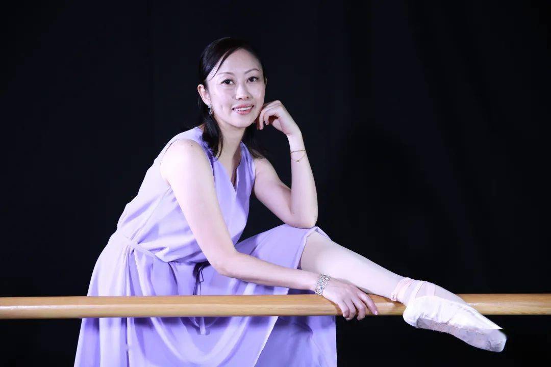 老师介绍浙江音乐学院芭蕾舞教研室主任周瑾古典芭蕾基础训练课