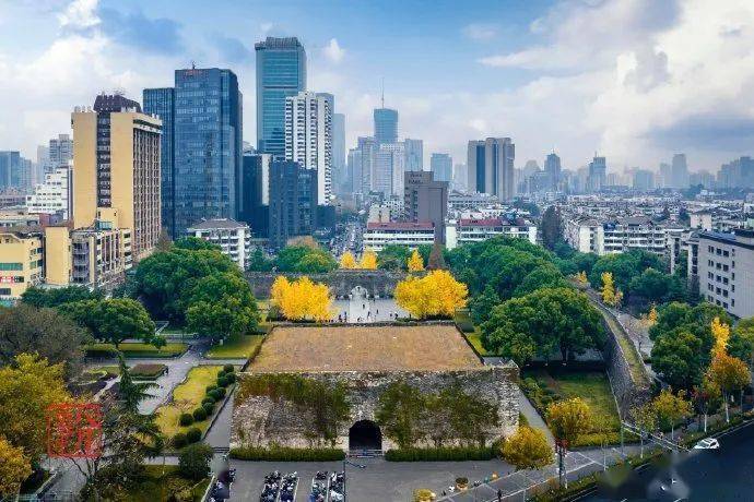 汉中门广场 摄影@八月水牯牛沐浴在冬日的暖阳下金灿灿的银杏 红艳艳