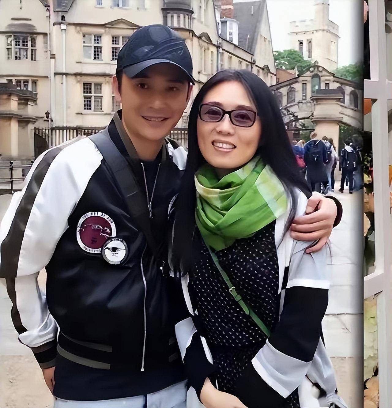 吴琼晒与老公外出聚餐,男方小15岁很体贴,夫妻恩爱羡煞旁人_阮巡_丈夫