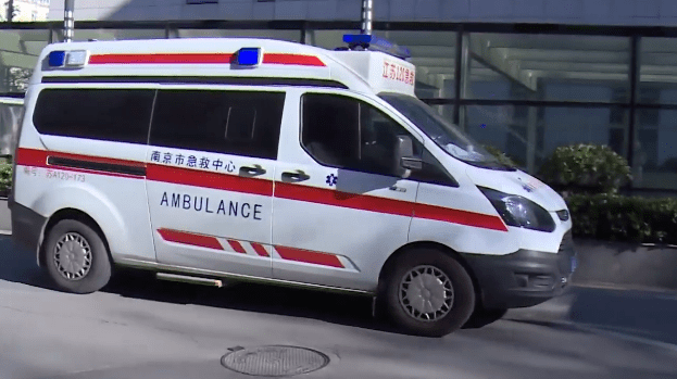 在南京市急救中心通讯调度指挥中心现场,调度员沙哑的声音此起彼伏.