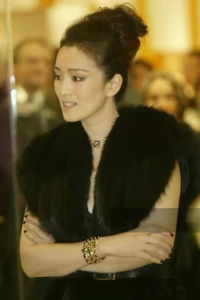 巩俐不愧是东北女人,穿v领皮草秀性感身材,不仅不俗还很高级!