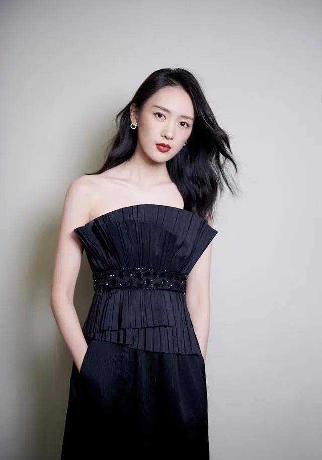 童瑶气质太好了,一袭黑色抹胸裙出席活动,高贵又优雅