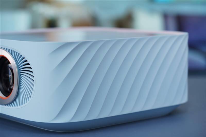 千元高颜值！联想小新100智能投影仪晨曦蓝评测：家庭影院入门就选它了