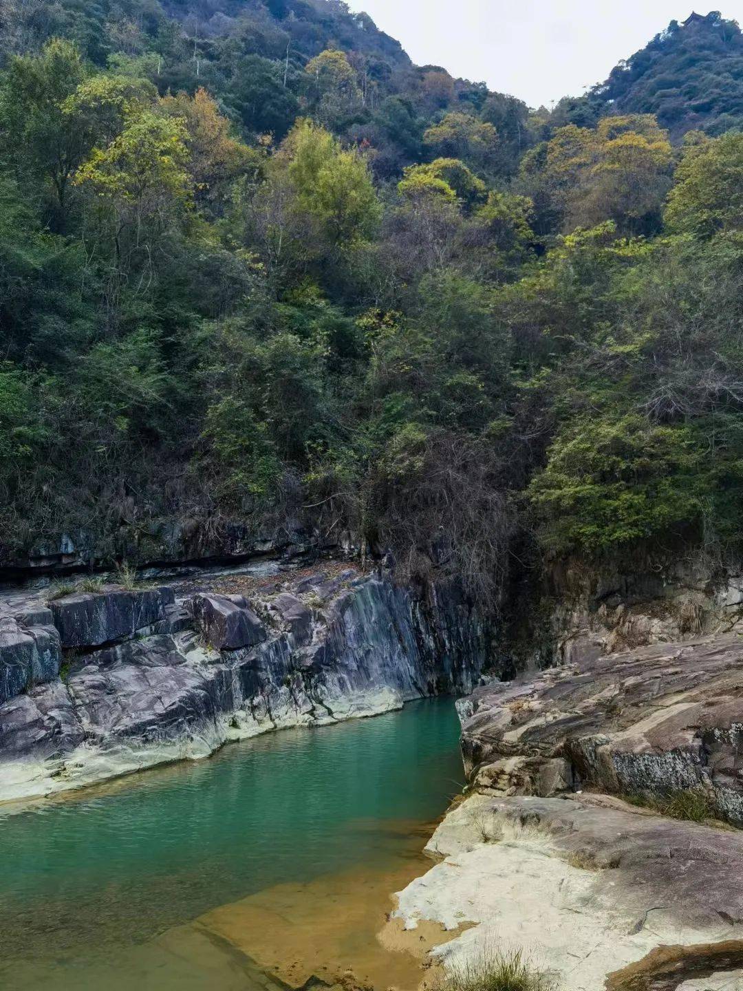 赤岩山大小景点近百处有银坑瀑神龟沐浴等景点