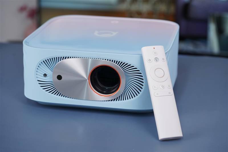 千元高颜值！联想小新100智能投影仪晨曦蓝评测：家庭影院入门就选它了