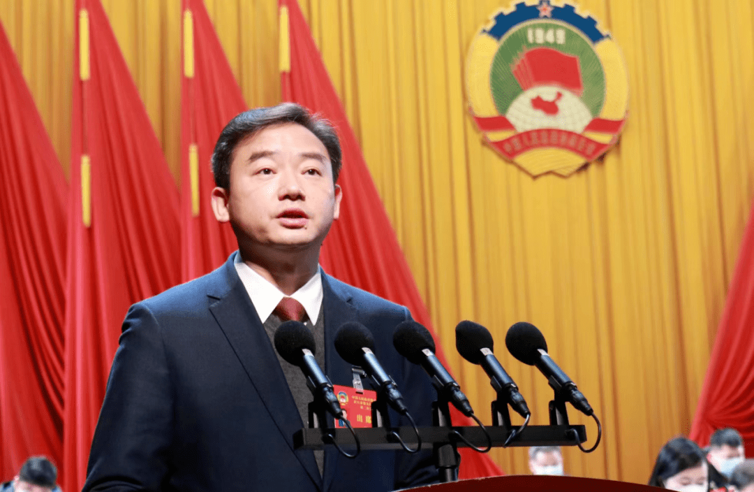 开幕大会由董学敏同志主持.