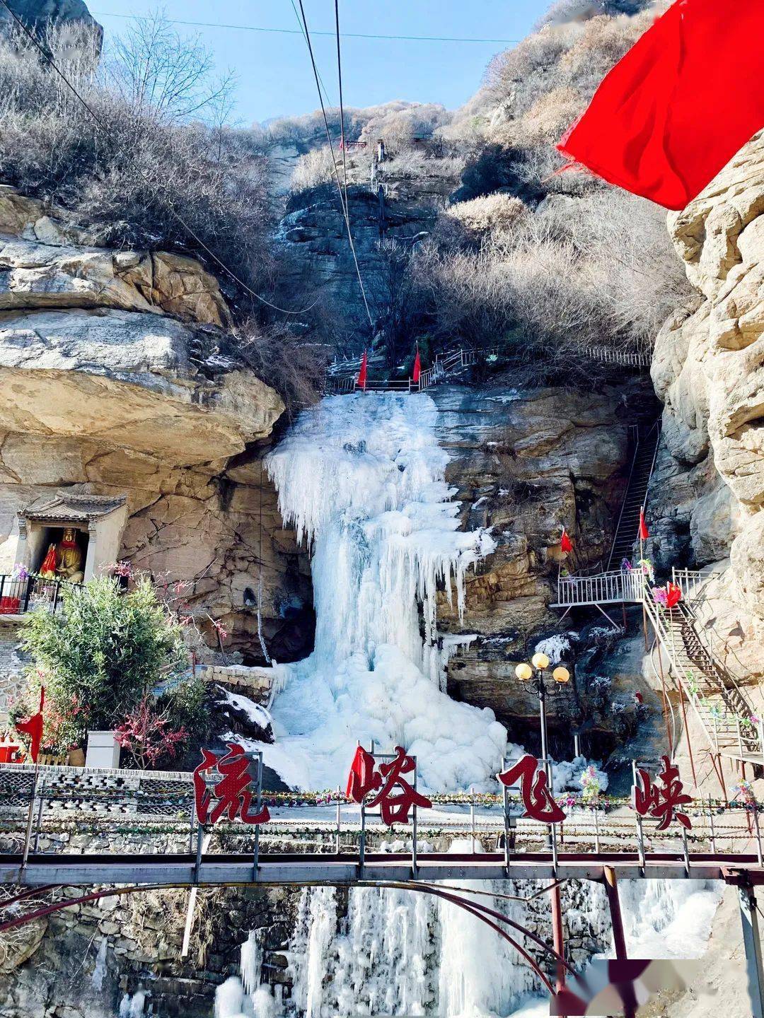时而聚集似龙须,似玉带……近看,在山脚堆积凝聚像蘑菇,像云朵瀑布