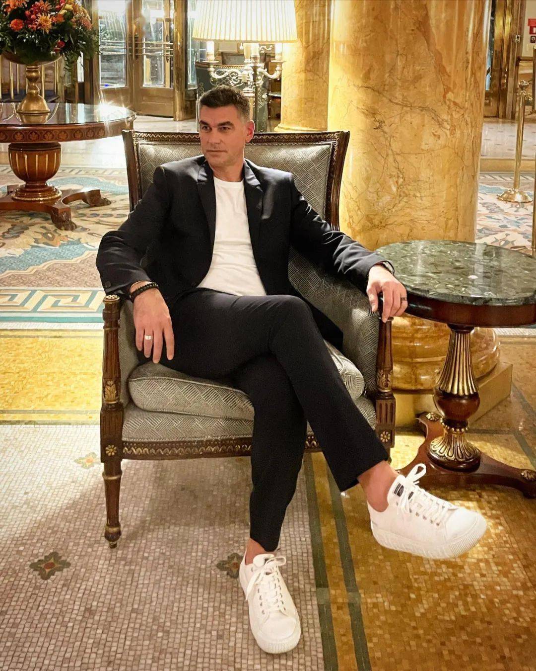 dua lipa 的爸爸颜值也颇高!_英国_家庭_美貌