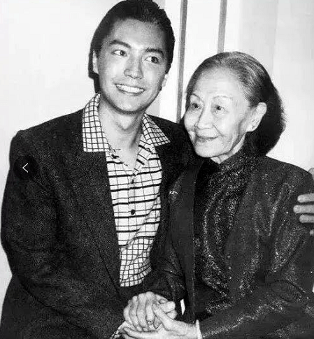 身为国际巨星的他,却有一个非常凄苦的身世.