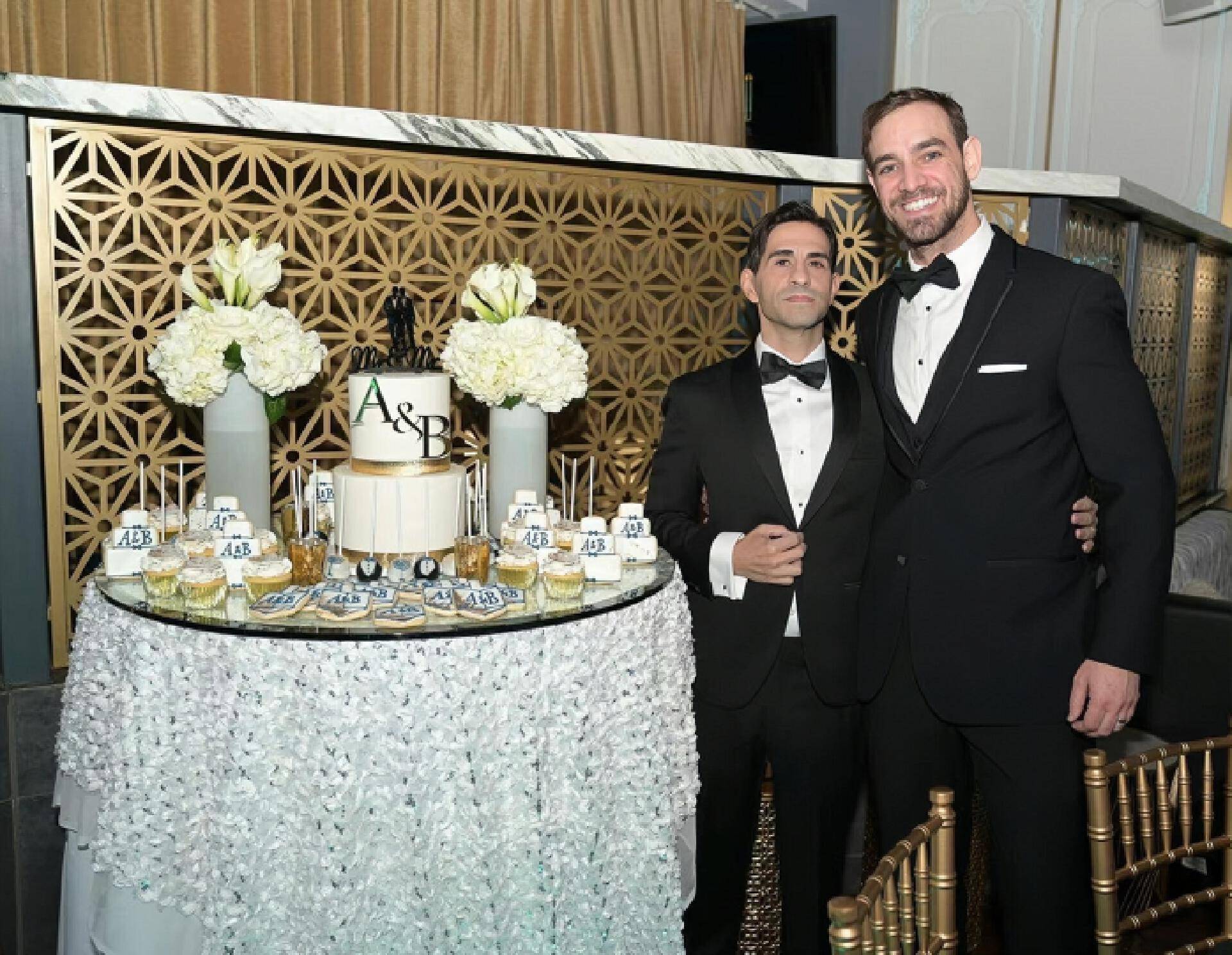 在主持人,亲朋好友的强烈要求下,潘杰明也是和对象接吻,交换戒指,引发