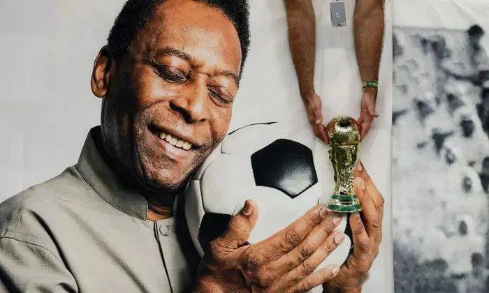 三夺世界杯冠军！从贫民窟擦鞋匠到足球史上第一人，球王贝利病逝，享年82岁