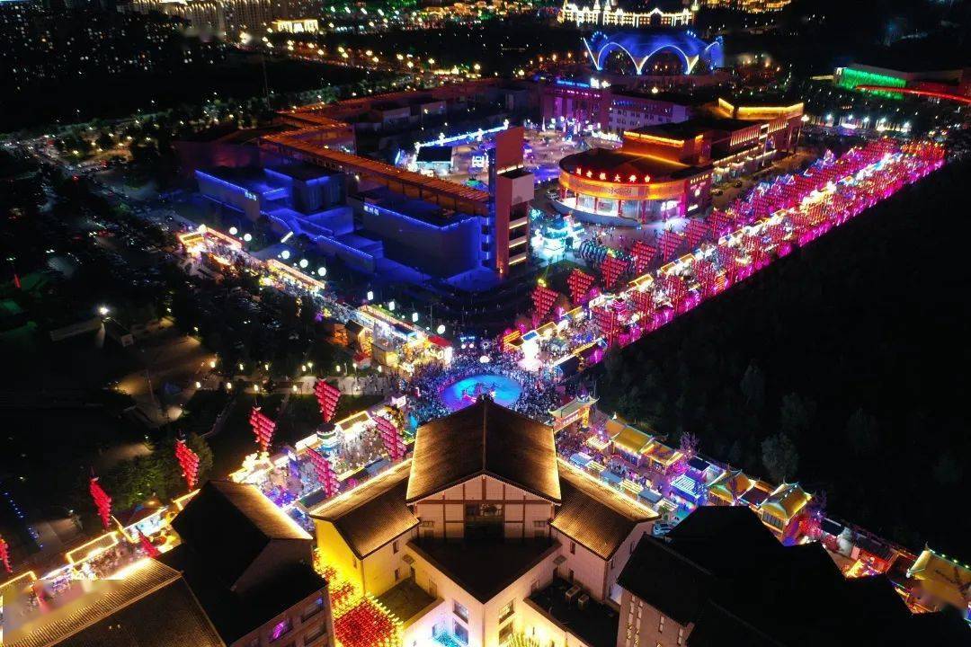 "东北不夜城·城市舞台"项目位于梅河口市现代服务业示范区朝阳路