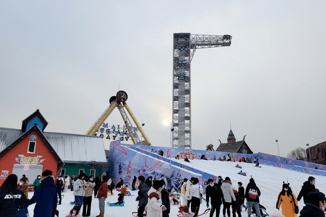 欢乐谷冰雪节吸引众多游客_保障_项目_天津
