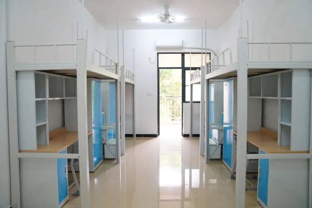 华南商贸学生公寓设有舒适6人间和宽敞4人间,空调,洗衣机,饮水机等