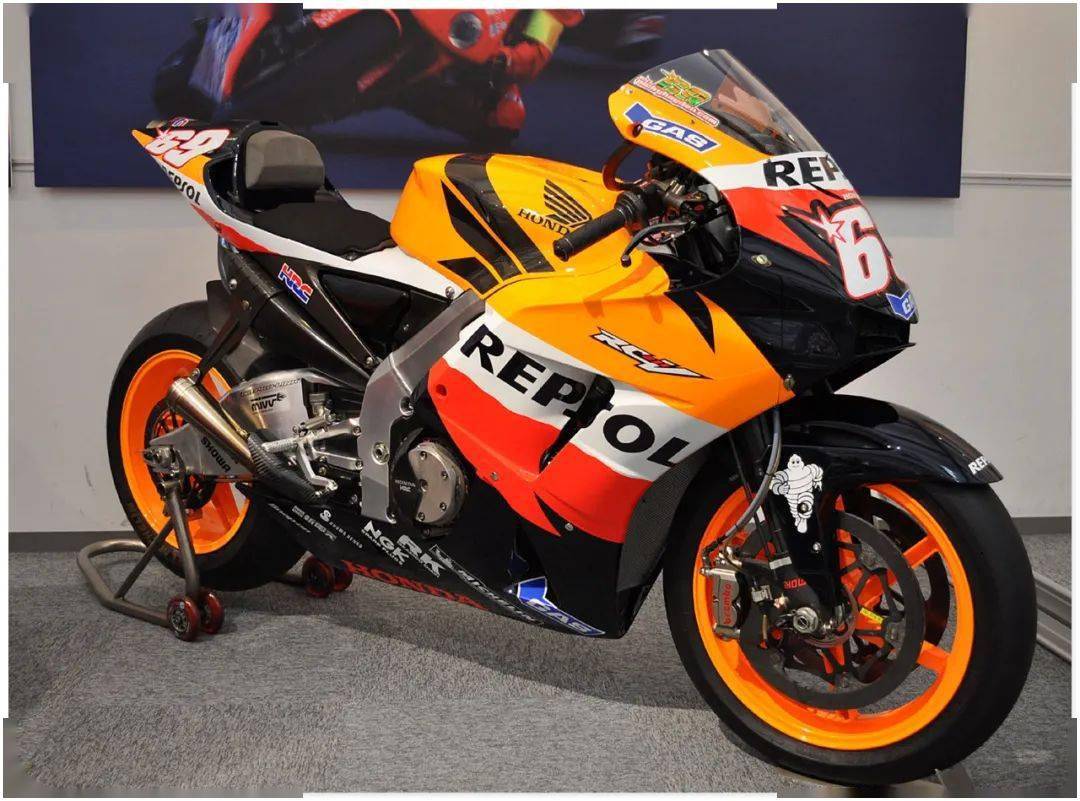 [ honda ] 本田 v5 引擎,罗西 rc211v 经典传奇回顾,16 场赛事中取得