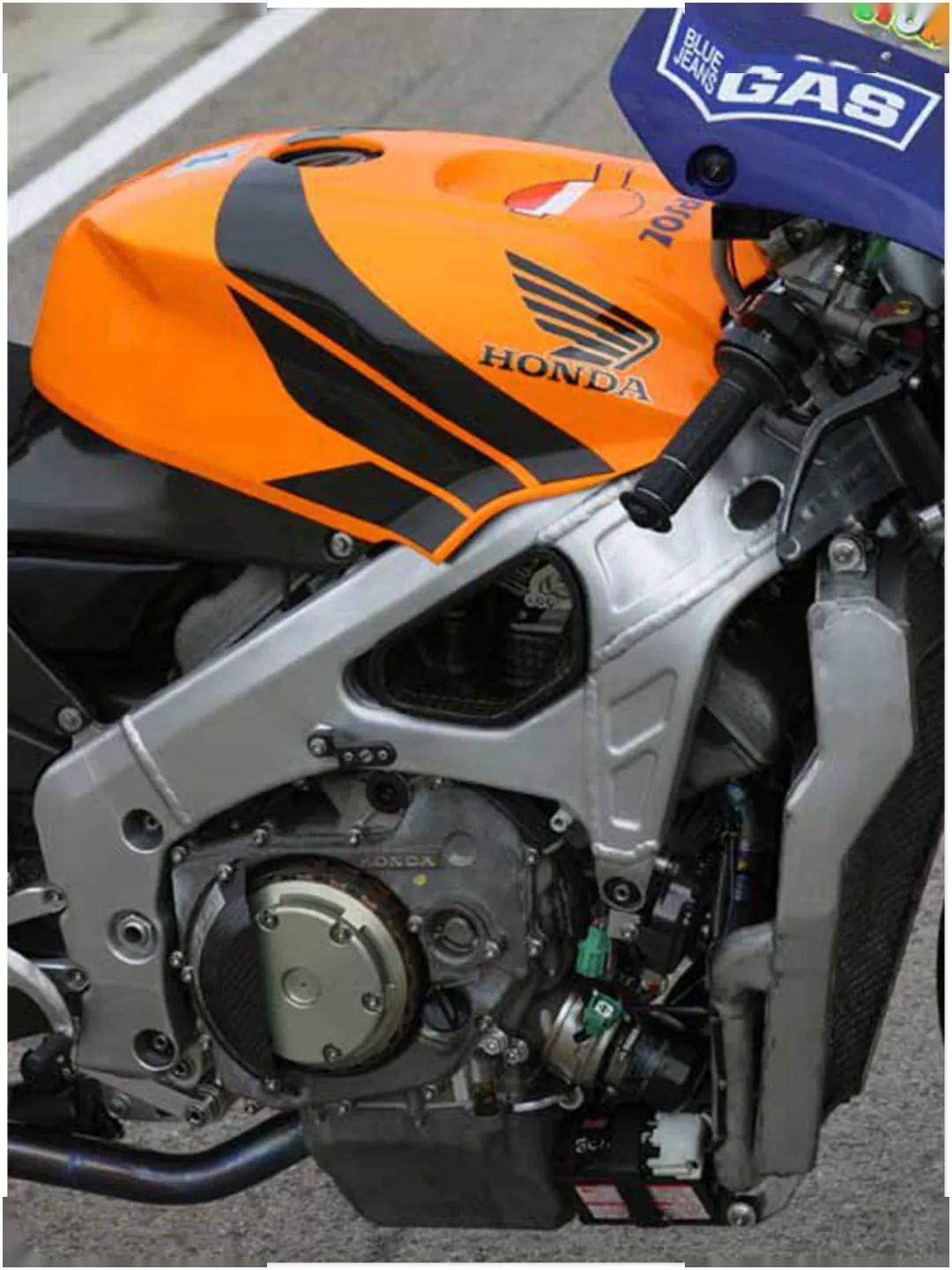 [ honda ] 本田 v5 引擎,罗西 rc211v 经典传奇回顾,16 场赛事中取得